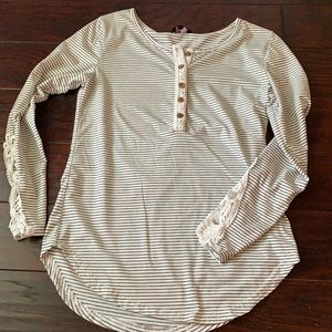 Amaryllis size small long sleeve top